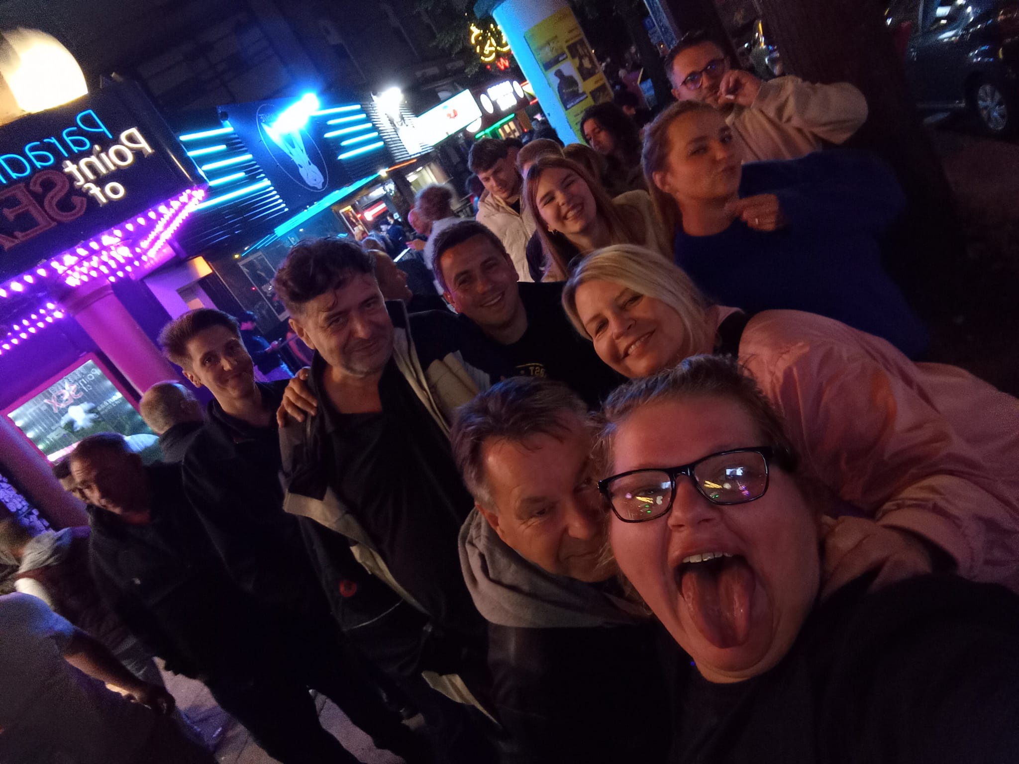 Susa und ihre Gäste beim Gruppen-Selfie auf St. Pauli