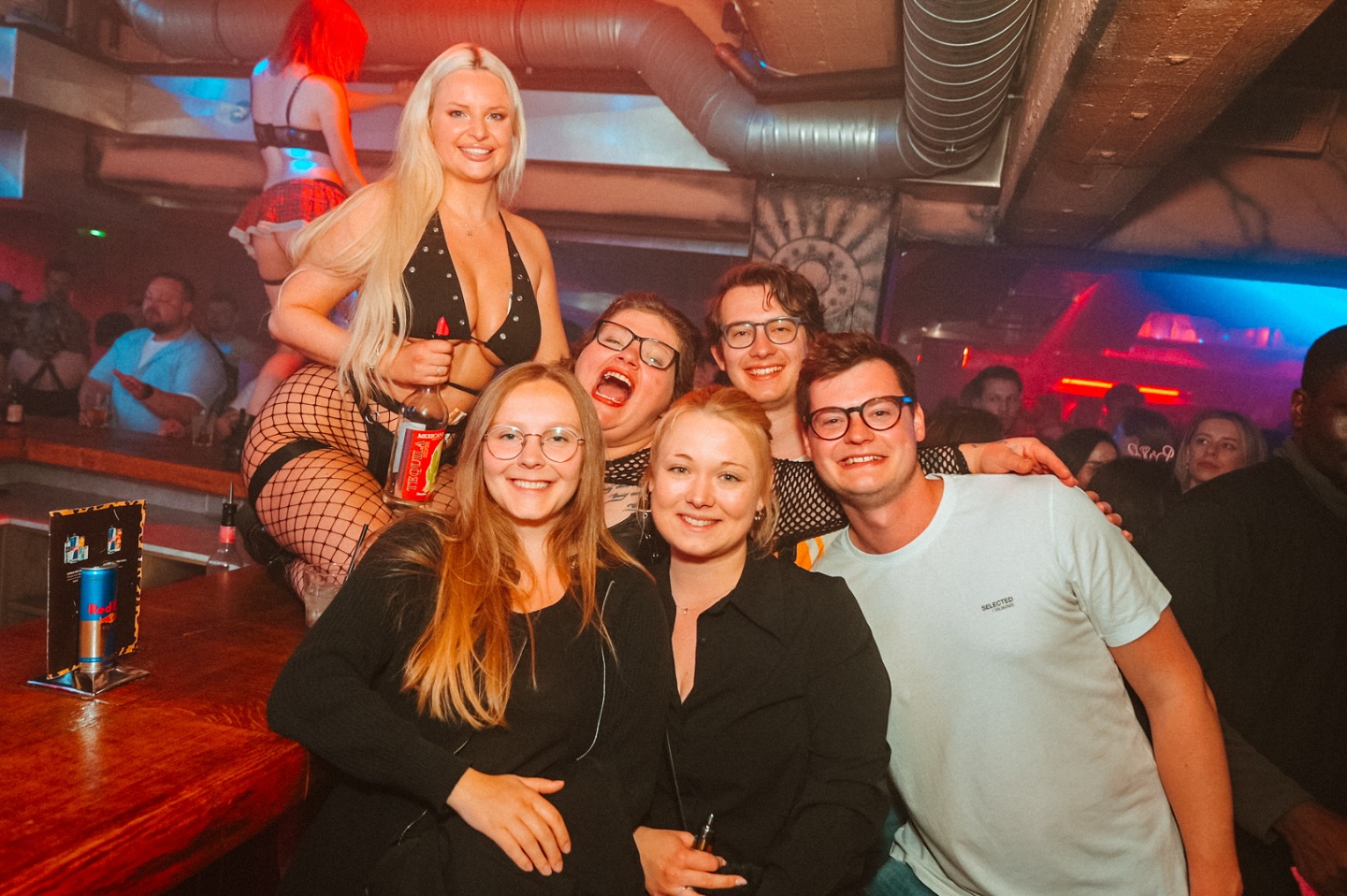 Susa mit einer Gruppe in einer St.-Pauli-Bar
