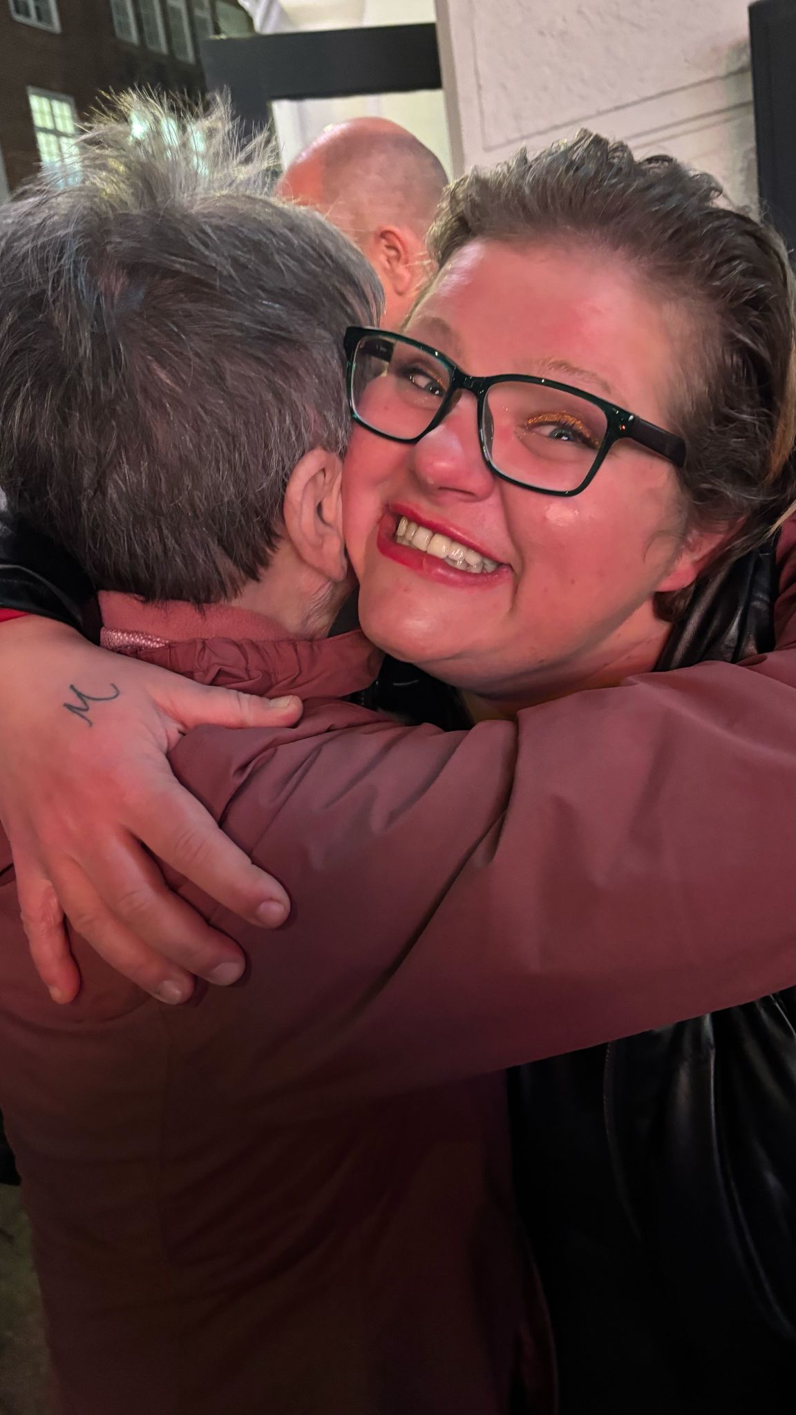 Susa lacht während einer herzlichen Umarmung